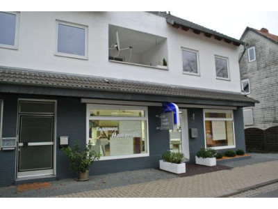 Moderne Balkon- Eigentumswohnung mit vielseitig verwendbarem Ladenlokal