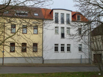 Freundliche 2-Zimmer-Wohnung mit Laminatboden & Bad mit Badewanne+Dusche