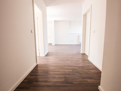 ERSTBEZUG -Tolles DG mit Laminat, offener Wohn-Küchenbereich, Dachterrasse, Badewanne/Dusche