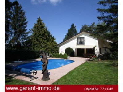 Großzügiges Einfamilienhaus mit parkähnlichem Grundstück