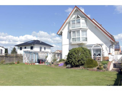 Ansprechendes und ruhiges 2 Familienhaus in absoluter Grünlage mit großem Garten