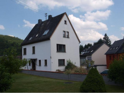 Adenau: großzügiges Ein-/Zweifamilienwohnhaus in zentraler Wohnlage mit großzügigem Grundstück