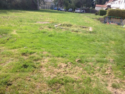 nettes Grundstück, 7 Zimmer, Küche, Bad - und Haus dazu