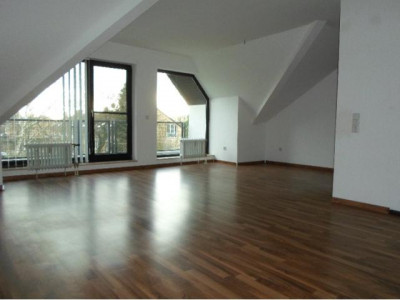 Sehr attraktive Lage! Großzügige 2-Zimmer-Dachgeschosswohnung in kleinem Mehrfamilienhaus!