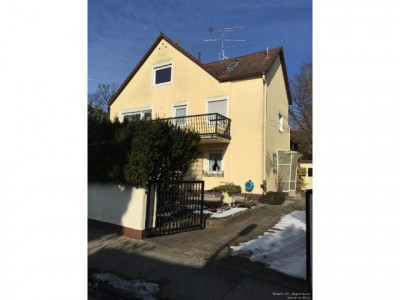 RE/MAX 100 - Doppelhaushälfte mit 4,5 Zimmern, 2 KFZ Stellplätzen und Hobbyraum zu vermieten!