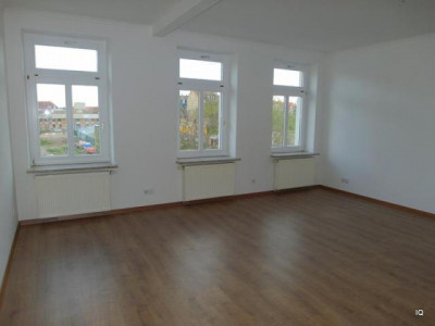 Frisch renovierte 2-Zimmer-Wohnung mit Laminat/Dielenoptik, kleinem Balkon & Bad mit Dusche