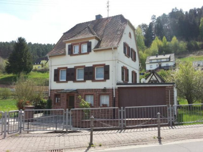 1-Familienwohnhaus mit großer Garage, Nebengebäude und ca. 1.000qm Grundstück