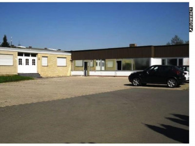 Zentrale Produktions- und Fertigungshallen mit Büroräumen, Bungalow und Parkplätzen