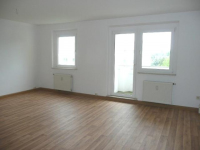 Großzügiges Wohnzimmer mit Balkon!