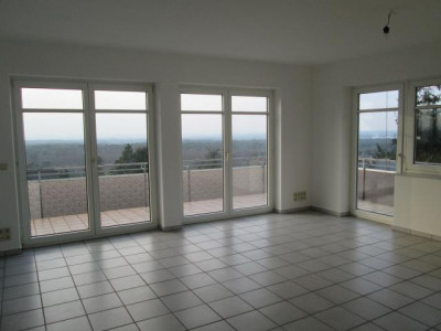 MALCHEN:  IDYLLISCHE LAGE:  ATTRAKTIVE, HELLE 4 - ZKB - WOHNUNG MIT EBK UND GROSSER TERRASSE!