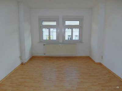 Sonnige 3-Zimmer-Wohnung mit Laminatboden, Badewanne und einfacher Einbauküche