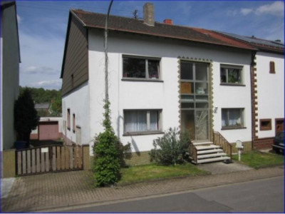 2 FH mit Garage und schönem Grundstück,in einer ruhigen Seitenstraße  von Hemmersdorf