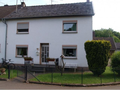 Nähe Adenau: Einfamilienwohnhaus mit Nebengebäude in Randlage