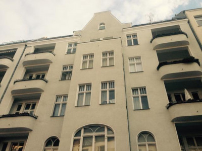 CHARLOTTENBURG: ERSTBEZUG nach Sanierung, Balkon, Parkett und Kamin in einer super Wohngegend.