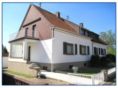 groß. Einfamilienhaus mit 2 Garagen, Balkon und schönem Gartenin ruhiger Sackgasse in Schwalbach gelegen