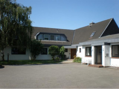 HUSUM/NORDSEE - Wohn- u. Geschäftshaus mit 2 sep. Einliegerwohnungen, sep. Büroräumen und Lage