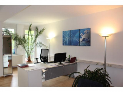 Helle Büroetage mit Stellplätzen in verkehrsgünstiger Lage!