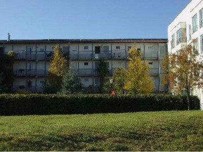 ** Singlewohnung mit EBK, Laminat und Außenstellplatz **