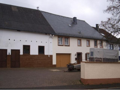 Salm; gepflegtes landwirtschaftliches Anwesen mit Wohnhaus, Stallungen und Scheune