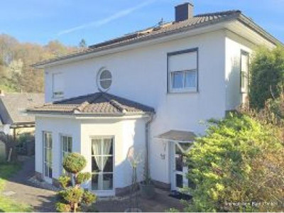 Gepflegtes Wohnhaus mit Doppelgarage und Garten in Merzig!