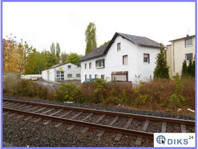 ***renovierungsbedürftiges Wohnhaus mit über 250 m² WF  einer Halle mit 350 m² Fläche***