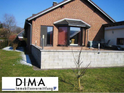 + Bungalow - BJ 1992 -146 qm Wohnfläche voll Unterkellert -DG ausbaufähig-Terrasse-Garten- Garagen +