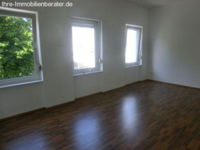 Renovierte, großzügige, helle 4-Zimmer-Wohnung mit Balkon und Stellplatz im Zentrum nähe Kliniken und HDZ - auch komplett möbliert zu mieten!