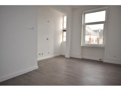 @ MCM Frisch sanierte Altbauwohnung mit großer Wohnküche parallel zur Berger Straße!!