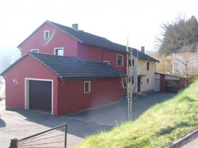 Daun; zwei gepflegte Wohnhäuser auf einem Grdst. in ruhiger Waldrandlage der Stadt Daun