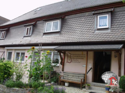 Wunderschöne gut erhaltene Hofstelle / Bauernhaus mit Nebengebäuden in Marktbergel.