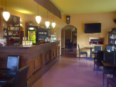 Restaurant, Eckladen, 174 qm, ca. 150 Plätze (innen und außen)