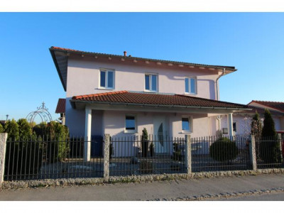 Modernes Walmdach-Wohnhaus Nähe Plattling