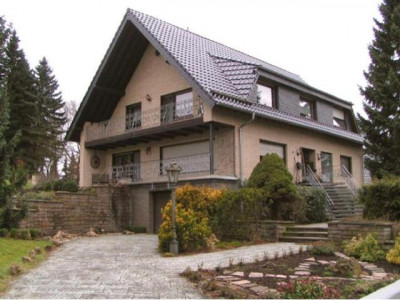 Frisch modernisierte 3-Zi.-Wohnung mit Balkon in schönem Zweifamilienhaus