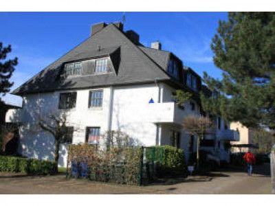 Helle DG-Wohnung mit Kamin und Loggia. Inkl. EBK, Keller und Pkw-Stellplatz!