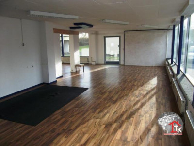 Sonnendurchflutete, große Verkaufsräume mit großen Schaufenstern in Dinkelsbühl