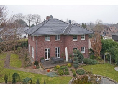 Freistehendes Einfamilienhaus mit Doppelgarage