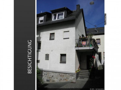 Modernisiertes Einfamilienhaus mit 2 Garagen