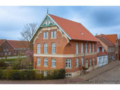 WUNDERSCHÖNES BAUDENKMAL AM WASSER: Liebevoll saniertes STADTHAUS MIT FLAIR direkt an der Gracht !