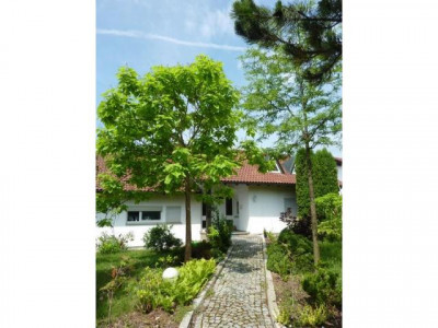 Landhausvilla mit Park in idyllischer Lage