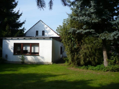 Kleines Einfamilienhaus mit Pool und Gartenteich