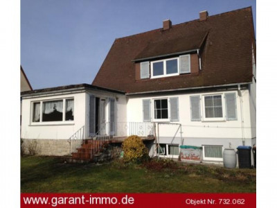 Sympathisches Haus mit Garten in gepflegtem Zustand.