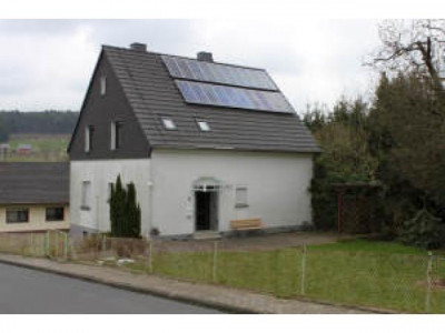 Einfamilienhaus mit reichlich Grün