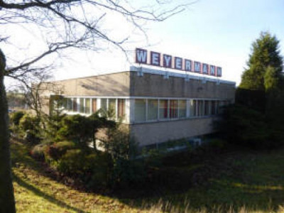 Große Produktionshalle mit Büro- und Sozialräumen sowie angebauter 3-geschossiger Lagerhalle (mit Lastenauf zug). Gesamtfläche ca. 3.593 m²