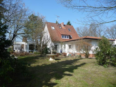 Einfamilienhaus mit großem Garten und behindertengerechtem Anbau