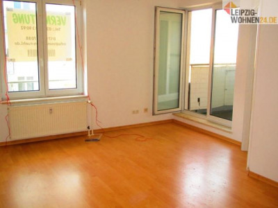 gemütlich und mit Balkon und funktionsfähiger EBK