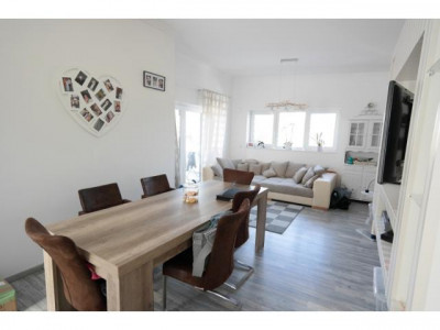 Neubau mit energiesparender Wärmepumpenheizung: Balkonwohnung in zentraler Lage von Jüchen