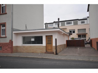 Kleine Gewerbeeinheit mit Stellplätzen in Seckbach