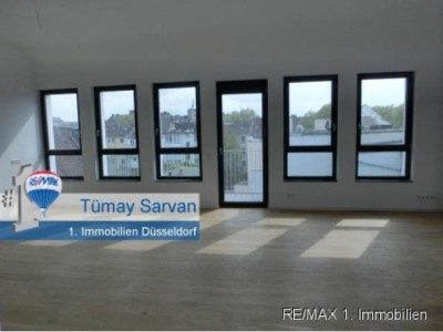 Saniert - große Fenster und hohe Decken bietet die 3 Zimmer wohnung mit Balkon