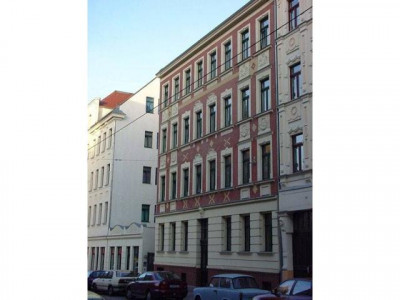 Wohnküche mit EBK und Balkon, Bad mit Wanne