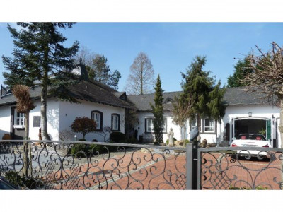 Freistehende Walmdach-Villa mit 350 m² Wfl., 7 Zimmer, Schwimmbad, Doppelgarage, 1400 m² Grundstück